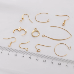 Divers crochets et créoles en laiton plaqué or 18K avec règle pour la création bijoux