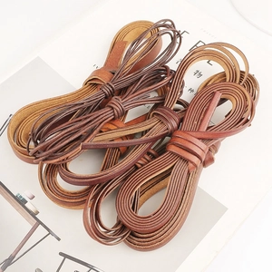 Dunkelbraune quadratische Lederbänder für DIY-Schmuck auf minimalistischem Magazin