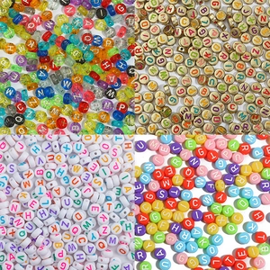 Vista dettagliata di perline con lettere in acrilico in stili colorati, trasparenti e metallici