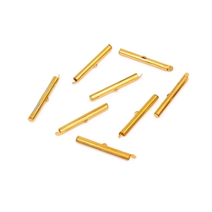 Détail macro de huit tubes coulissants en métal doré poli pour apprêts de bijoux DIY