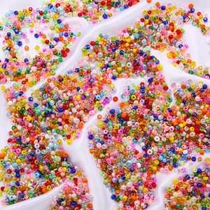 Perles de rocaille en verre de 3mm colorées pour bijoux DIY sur tissu de satin blanc