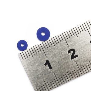 Perles disques bleues en argile polymère 6mm pour création bijoux DIY avec règle