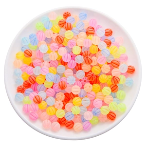 Makro-Detail von mattierten Kürbisperlen mit Streifentextur für DIY-Schmuck und Bastelarbeiten