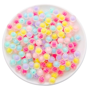 Makro-Detail gemischter Makronen-Acryl-Kürbisperlen für DIY-Schmuck und Bastelarbeiten
