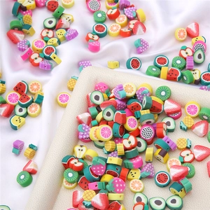 Kleurrijke polymeerklei fruitkralen voor het maken van DIY sieraden en creatieve projecten