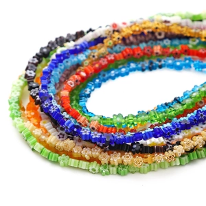 Vue macro de perles de fleurs en verre Millefiori colorées pour bijoux faits main DIY