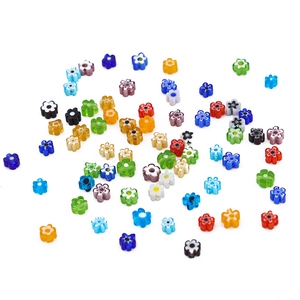 Gros plan de perles de verre millefiori colorées pour la création de bijoux DIY à la main