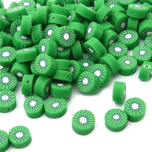 Macro-detail van polymeerklei kiwi kralen met zijgaten voor het maken van sieraden