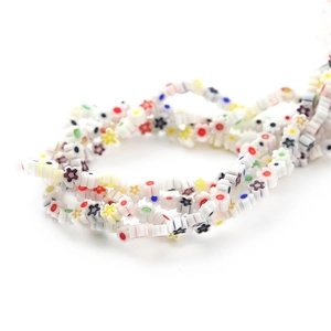 Vue macro de perles de fleurs millefiori colorées avec motifs pour la création de bijoux