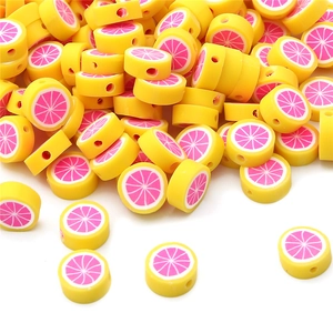 Gedetailleerde macro-opname van polymeerklei kralen met citrus voor DIY sieraden maken