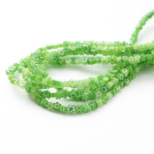 Vue macro de perles de fleurs en verre millefiori vert pour bijoux DIY et bracelets