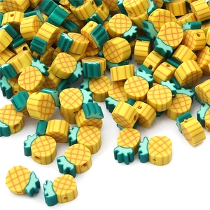 Macro-detail van gele en groene ananas polymeerklei kralen met zijdelings geboorde gaten