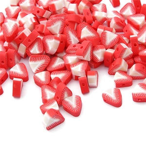 Macro-opname van aardbeien polymeerklei kralen voor DIY-sieraden en oorbellen maken