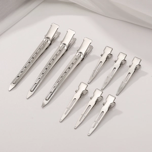 Detailansicht silberner Metall-Haarklammern-Set mit hohlem und perforiertem Entenschnabel
