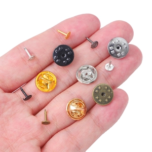 Assortimento di chiusure a farfalla e spilli in metallo per spille fai da te colorate