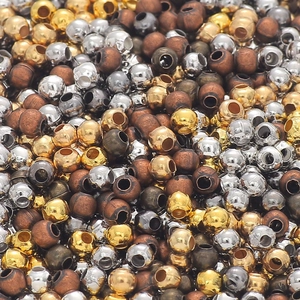 Vista macro di perline distanziatrici colorate in ferro con fori per gioielli e bracciali