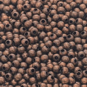 Vista macro di perline distanziatrici in bronzo antico con fori per gioielli DIY
