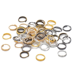 Macro-opname van diverse gegalvaniseerde ijzeren dubbele ringen voor DIY-sieraden