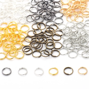 Gedetailleerde weergave van meerkleurige ijzeren splitringen voor DIY-sieraden maken