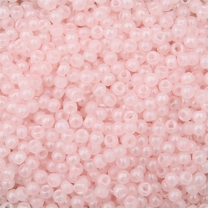 Close-up van lichtroze glazen kralen voor DIY sieraden en handgemaakte kettingen