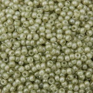 Macro-opname van licht olijfgroene doorschijnende glazen kralen met een gladde afwerking
