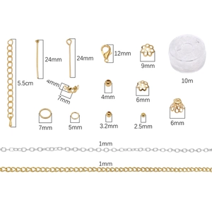 Vista plana del kit de joyería DIY con cierres de langosta, alfileres y cuentas de metal