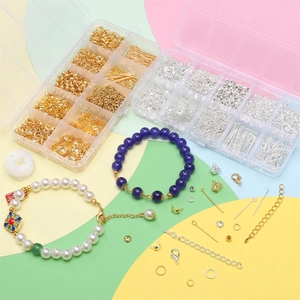 Vista macro de kits de joyería DIY en oro y plata con cierres de langosta y anillos