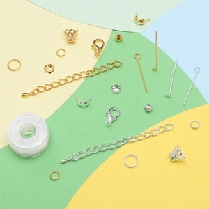 Vista plana de cierres de langosta dorados y plateados y accesorios para joyas DIY con hilo