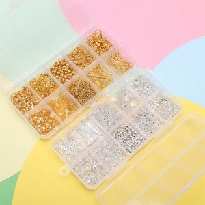 Vista macro de kits de accesorios para joyería en oro y plata con cierres y anillas