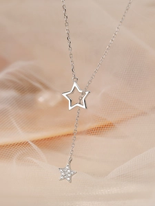 Détail du collier Y en argent S925 avec étoile ajourée et pendentif pompon en zircon