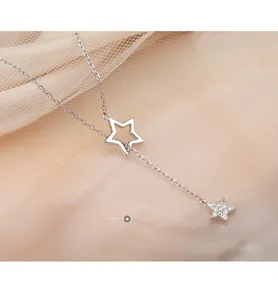 Détail du collier à pampilles en argent S925 avec étoiles doubles et incrustation de zircone