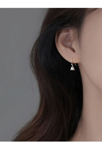 Élégantes boucles d'oreilles muguet en argent S925 portées par un mannequin