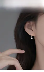 Gros plan de boucles d'oreilles muguet en argent S925 portées par un mannequin