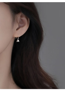 Gros plan de boucles d'oreilles muguet en argent sterling S925 portées par un mannequin