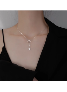 Gros plan détaillé d'un collier en argent S925 avec pendentifs en étoile et design en Y élégant