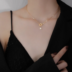 Élégant collier étoile à pampilles en argent S925 avec double pendentif sur une chaîne dorée