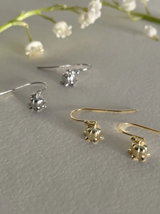 Détails macro des boucles d'oreilles muguet en argent S925 en versions or et argent
