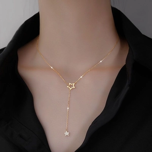 Élégant collier à pampilles étoiles en argent S925 dorée porté par un mannequin