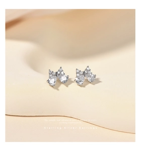Détails des boucles d'oreilles nœud en argent sterling S925 avec pierres de zircone