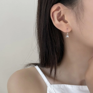 Élégantes boucles d'oreilles clochettes en argent sterling S925 portées par un mannequin