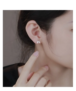 Gros plan sur les boucles d'oreilles nœud en argent sterling S925 avec zircons brillants