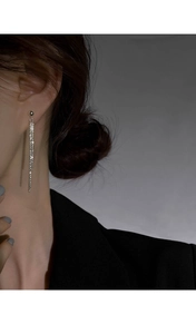 Gros plan d'élégantes boucles d'oreilles en argent S925 avec glands scintillants en zircon