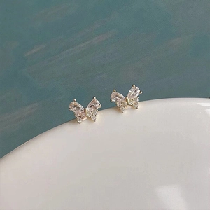 Élégantes boucles d'oreilles nœud en argent S925 avec zircone cubique et fini doré
