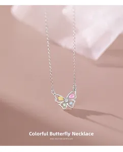 Gros plan du pendentif papillon en argent S925 serti de zircons colorés en forme de poire