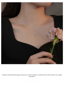 Détail du collier papillon en argent massif 925 avec cristaux colorés sur un mannequin