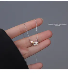 Gros plan du collier papillon en argent S925 orné de pierres de zircone colorées