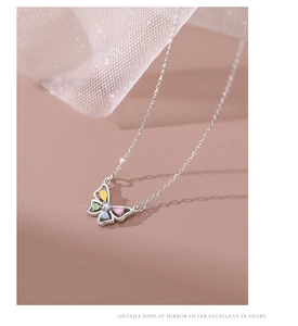 Détail du collier papillon en argent S925 avec zircons colorés sur maille blanche