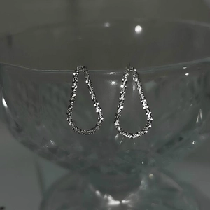 Élégantes boucles d'oreilles en argent sterling S925 avec finition pailletée étincelante