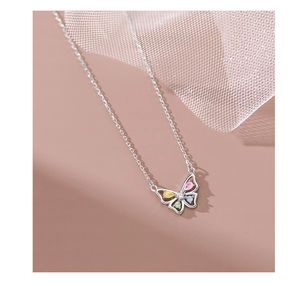 Gros plan du collier en argent S925 avec papillon et pierres taillées en poire de quatre couleurs