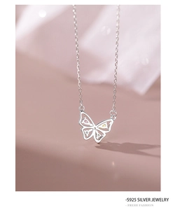 Gros plan du collier papillon en argent S925 orné de pierres précieuses colorées